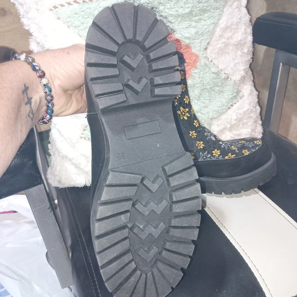 Embassy London Embroidered Floral Patterned Black Boots Chunky Heels EUC - Picture 7 of 11